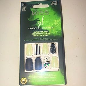 KISS Special Design Halloween Glow In The Dark Press On Nails